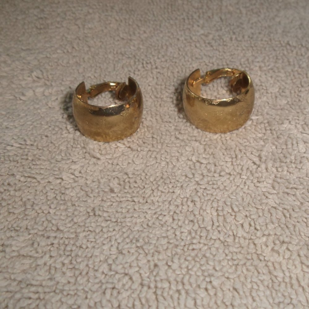L.H. Segal California clip earrings gold tone etched hoops
